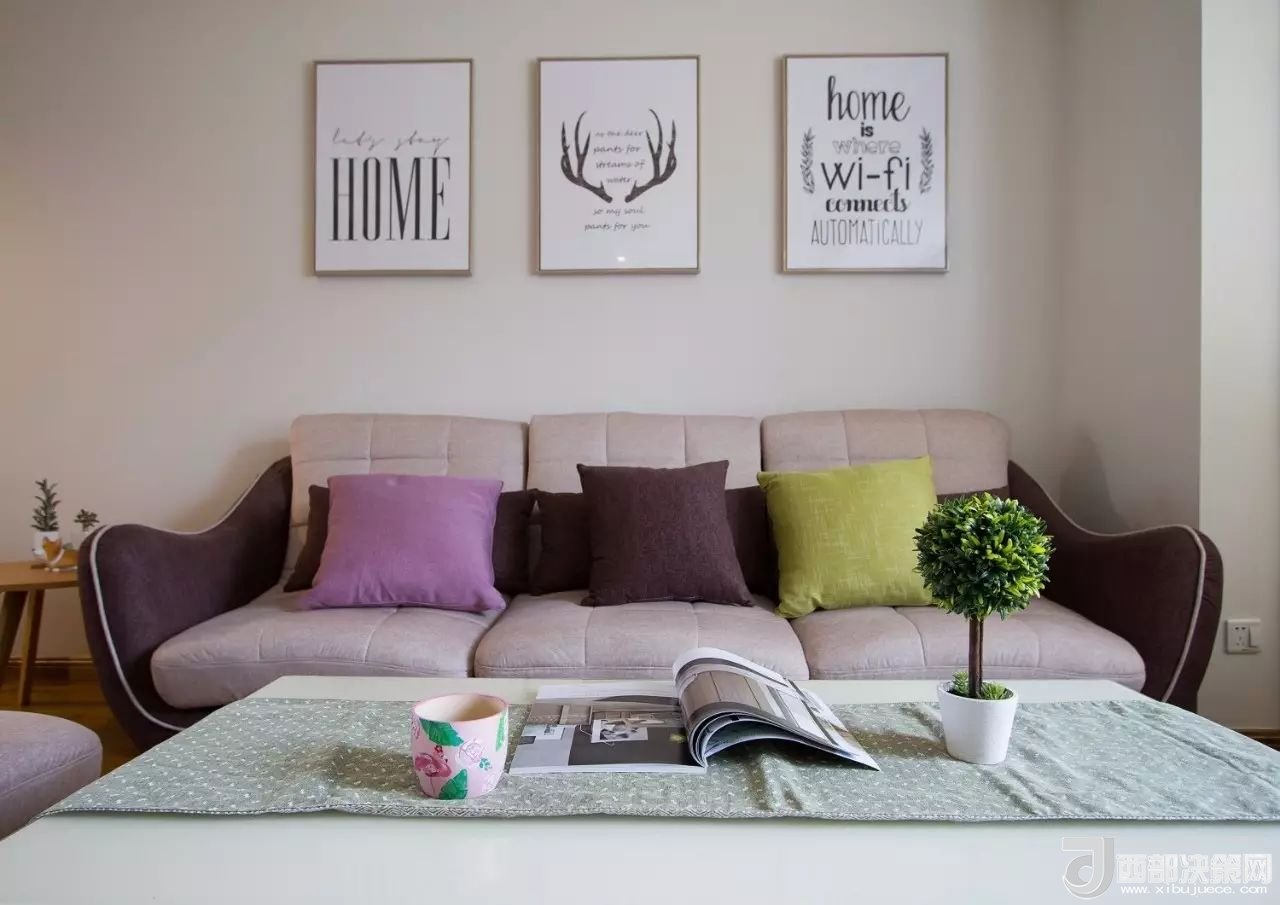 沙發(fā)背景墻選對(duì)裝飾畫，才能美了整個(gè)客廳空間！