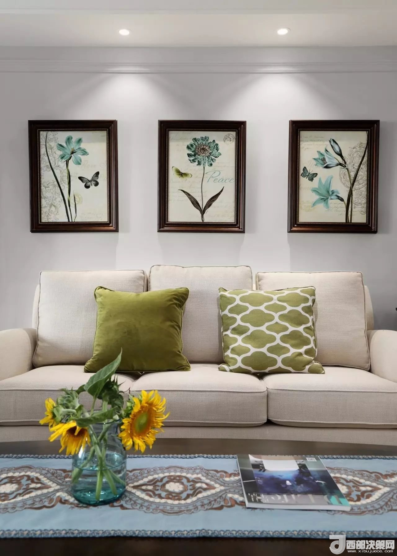 沙發(fā)背景墻選對(duì)裝飾畫，才能美了整個(gè)客廳空間！