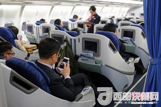 在東航MU5137航班上，旅客全程在飛行模式下可以使用手機。殷立勤 攝