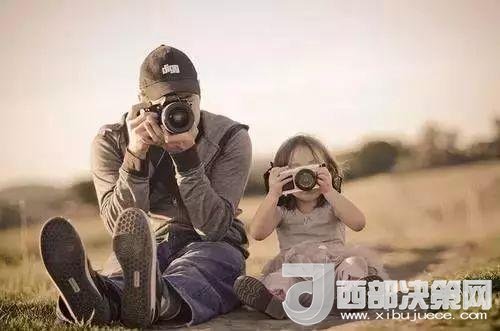 “曾子殺豬”故事在前，最近又有《父母說好考了90分就去看海，被爽約后女孩離家出走》新聞在后。父母如果自己的行為“打臉”了，又怎么能在孩子面前掌握教育的主動(dòng)權(quán)。