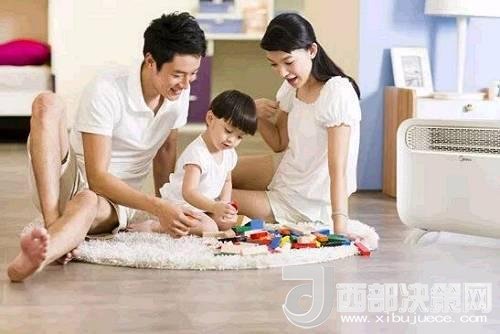 兒童時(shí)期，孩子好奇心強(qiáng)，喜歡“打破砂鍋問到底”、“探究性拆東西”、“自言自語做游戲”。這些聽似好笑，看似頑皮的言行舉止，恰恰就是孩子創(chuàng)造火花的閃現(xiàn)。心理學(xué)家鄧斯克認(rèn)為，小孩子在游戲中的“假裝”會(huì)大大促進(jìn)他們的發(fā)散思維。