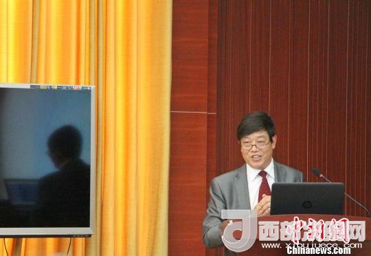 圖為中南大學教授歐陽友權在現(xiàn)場作了題為“我國文化產(chǎn)業(yè)發(fā)展的三大拐點與高校的責任”報告?！≮w曉 攝