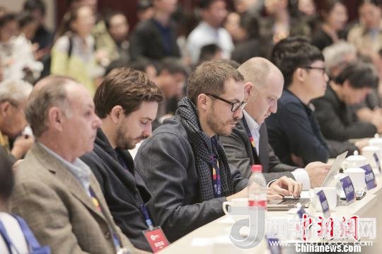 河北工業(yè)設(shè)計創(chuàng)新中心(以下簡稱HIDC)啟動儀式暨“設(shè)計促轉(zhuǎn)型·創(chuàng)新贏未來”國際工業(yè)設(shè)計工作坊26日在河北省省會石家莊市舉行。圖為與會各國設(shè)計師?！⌒ば?攝