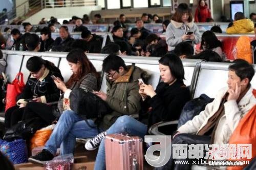 資料圖：移動互聯(lián)網(wǎng)時代，旅客都拿著手機(jī)打發(fā)時間。<a target='_blank' >中新社</a>記者 王中舉 攝