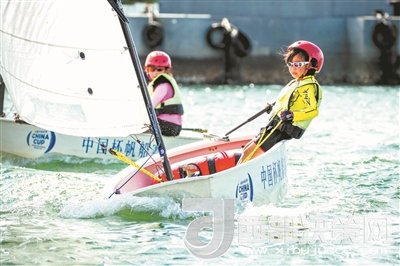 青島市北區(qū)立新小學(xué)學(xué)生參加2017年中國(guó)杯青少年帆船OP項(xiàng)目比賽。孫軍/攝