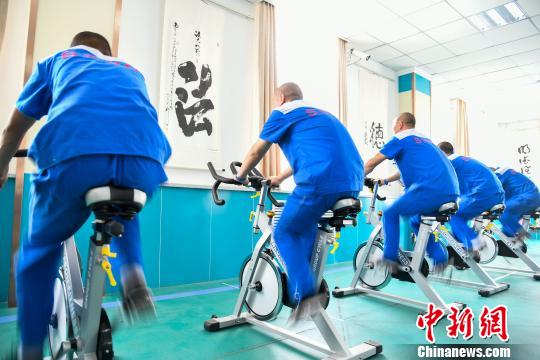 山西省戒毒人員正在進(jìn)行身體鍛煉。　王建軍 攝