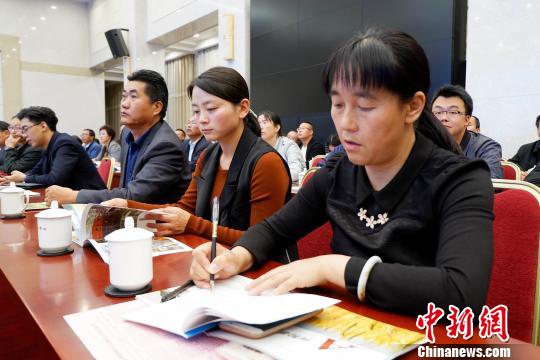 圖為與會嘉賓聆聽專家演講?！±铍h 攝