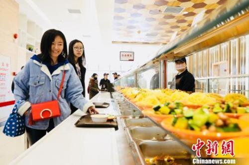 　資料圖：消費者在餐廳就餐?！惴?攝