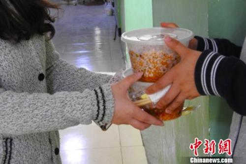 外賣配送員將外賣送到學(xué)生宿舍。受訪者供圖