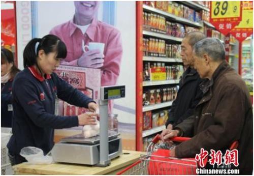 資料圖：在保定市北市區(qū)一家大型超市內(nèi)，促銷員正在為購買雞蛋的市民稱量、打包。李芳華 攝