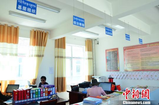 圖為塔秀村的便民服務(wù)大廳?！◆?shù)り?攝