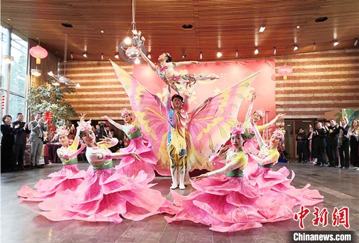 圖為雜技演員通過精湛的技藝贏得了滿堂喝彩?！「拭C省文化和旅游廳網(wǎng)站 攝