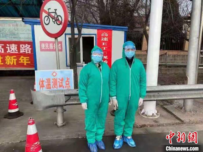 鄉(xiāng)鎮(zhèn)衛(wèi)生院和社區(qū)衛(wèi)生中心工作人員排查發(fā)熱患者?！〗樾菔嗅t(yī)療集團供圖 攝