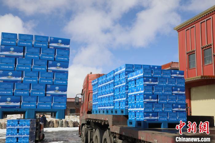 圖為當(dāng)雄的冰川礦泉水裝車，即將發(fā)往湖北?！‘?dāng)雄縣 供圖 攝