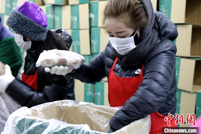 當(dāng)雄縣民眾將牦牛肉裝箱?！‘?dāng)雄縣 供圖 攝