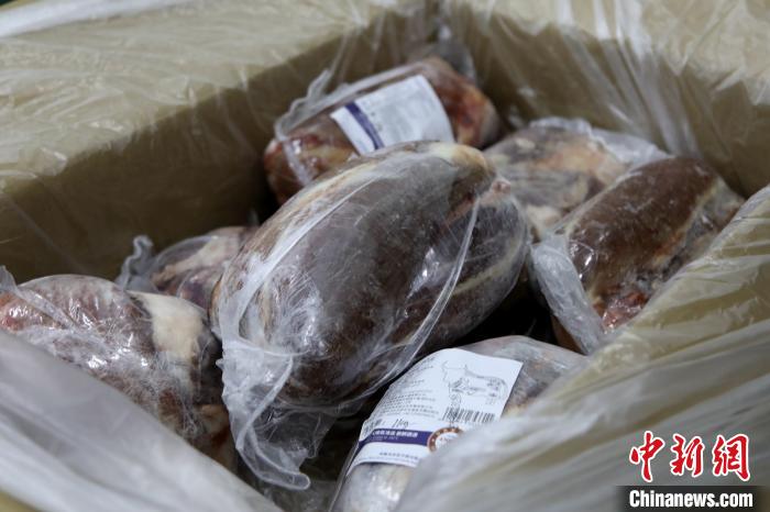 當(dāng)雄縣援鄂物資中的牦牛肉，圖中的為腱子肉，是牦牛肉中的“極品”。　當(dāng)雄縣 供圖 攝
