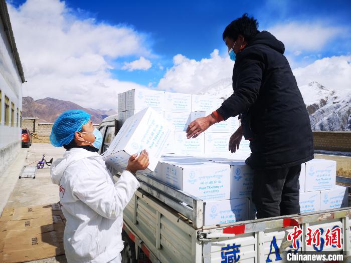 圖為工作人員搬運(yùn)物資。堆龍德慶區(qū)宣傳部供圖