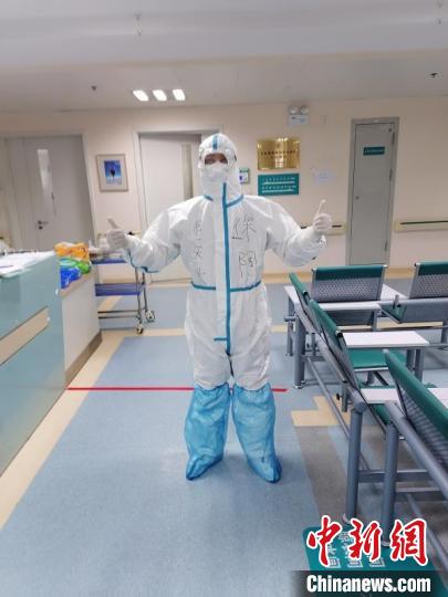 徐陶在工作中。四川援助湖北醫(yī)療隊(duì)供圖