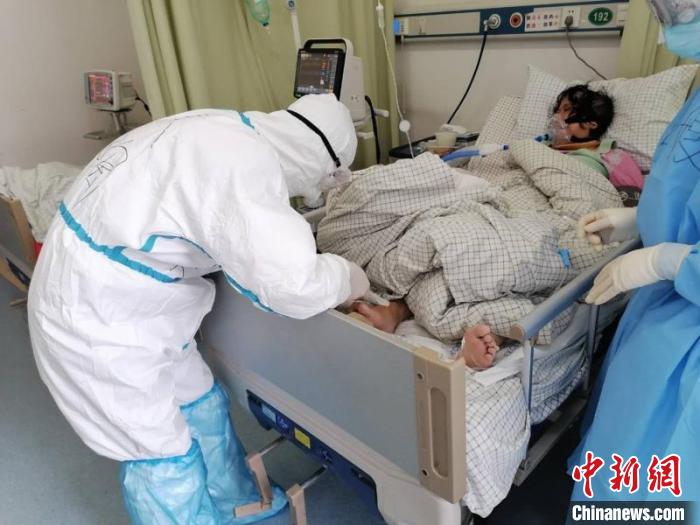 徐陶在工作中。四川援助湖北醫(yī)療隊(duì)供圖