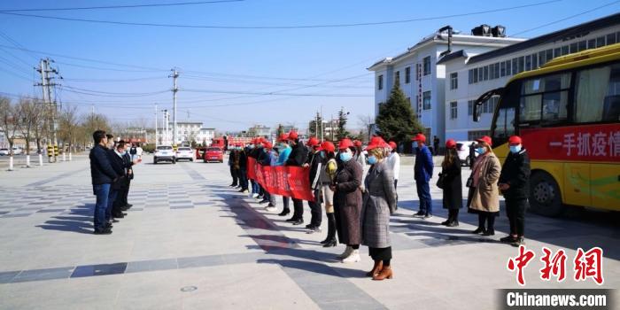 圖為甘肅禮縣，歡送首批乘“專車”赴浙江的務(wù)工人員。(資料圖) 田瑞萍 攝