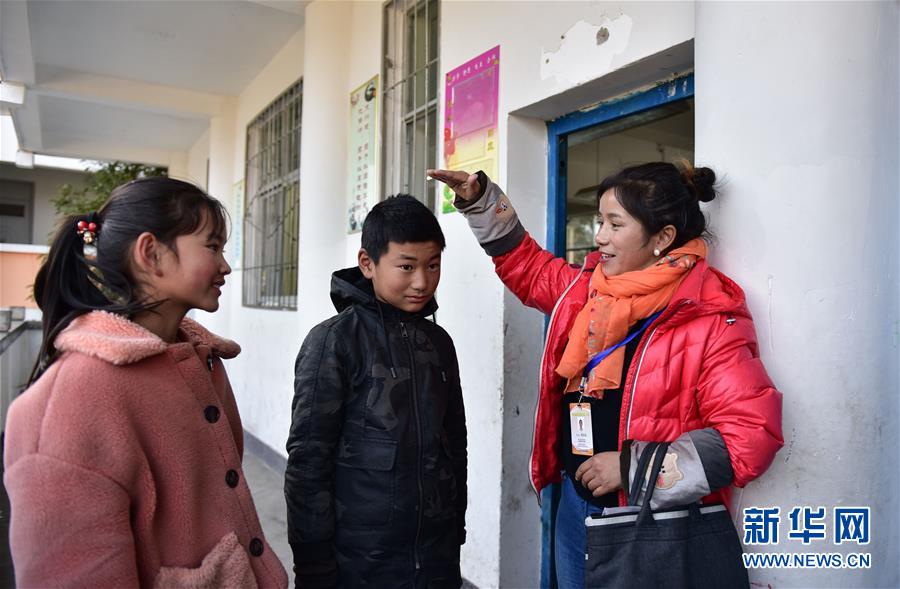 (決戰(zhàn)決勝脫貧攻堅(jiān)·圖文互動(dòng))(2)山上的放羊娃不見(jiàn)了——涼山教育扶貧斬?cái)嘭毨А按H傳遞”