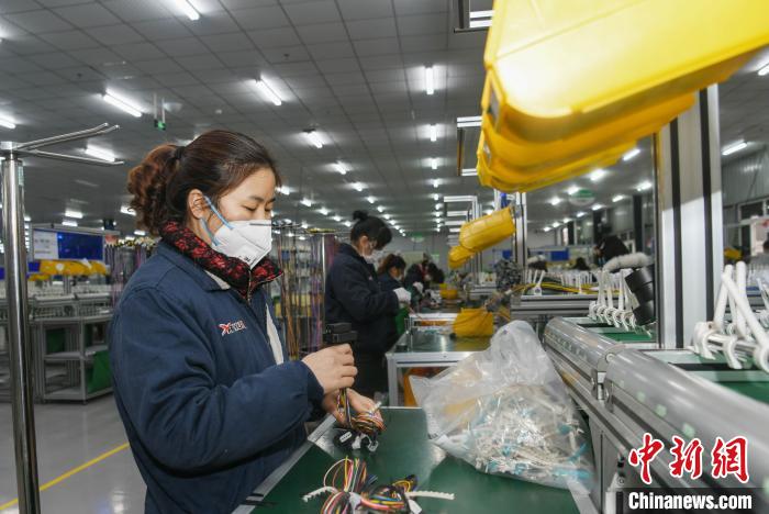 工人戴著口罩搶抓生產(chǎn)?！】到?攝