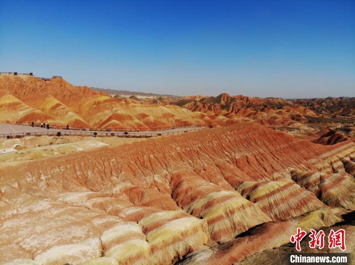航拍下的七彩丹霞?！钇G敏 攝