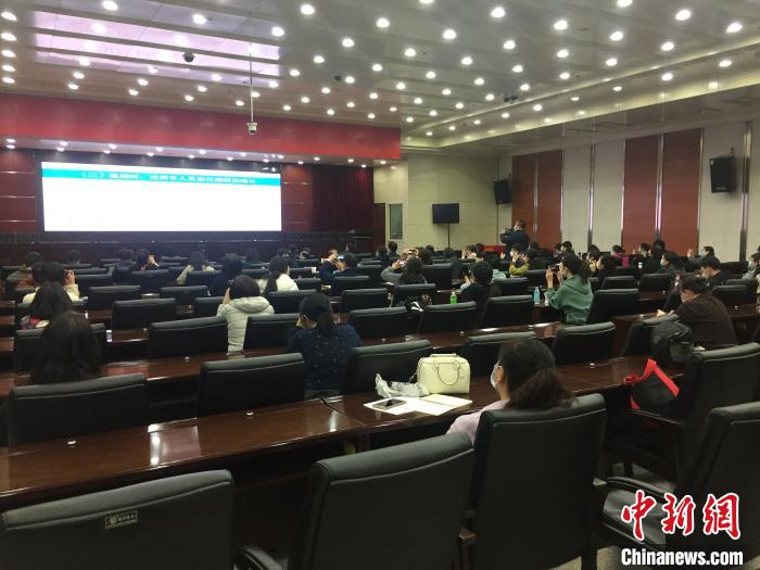 山西選派554名疫情防控指導(dǎo)員駐校指導(dǎo)高三年級開學(xué)疫情防控?！「呷鸱?攝