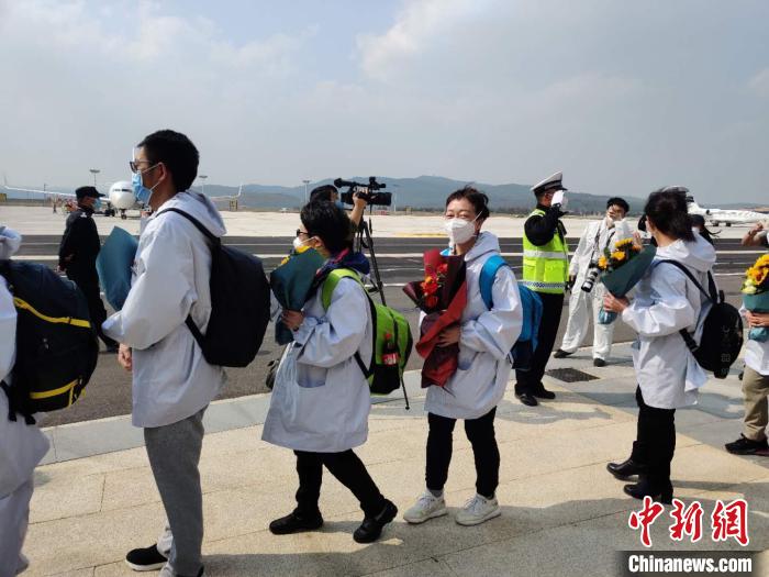 圖為交警向醫(yī)療隊(duì)敬禮。　韓帥南 攝