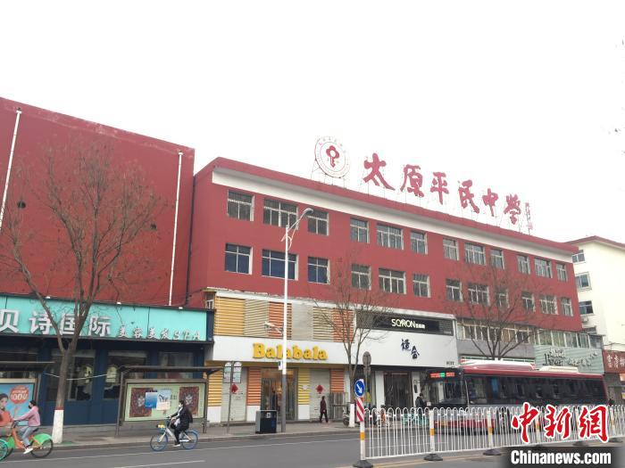 所有師生實(shí)行“日?qǐng)?bào)告”“零報(bào)告”制度，確保開(kāi)學(xué)后校園衛(wèi)生安全?！「呷鸱?攝