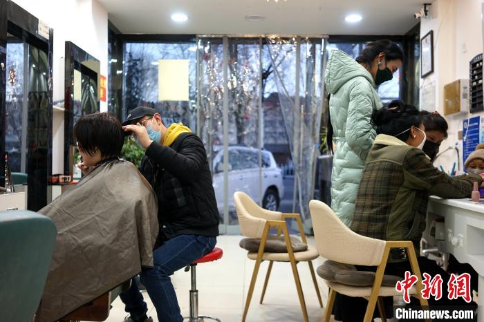 拉薩市民在一美發(fā)店理發(fā)、美甲?！〗w波 攝