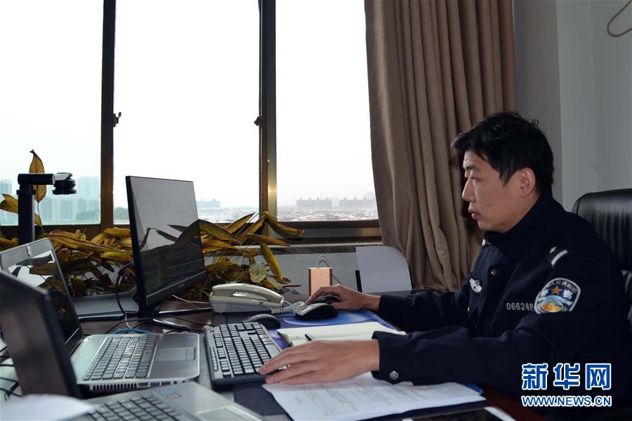 （習(xí)近平致敬的戰(zhàn)“疫”英雄·公安干警篇·圖文互動）（8）他們，抗疫一線鑄警魂