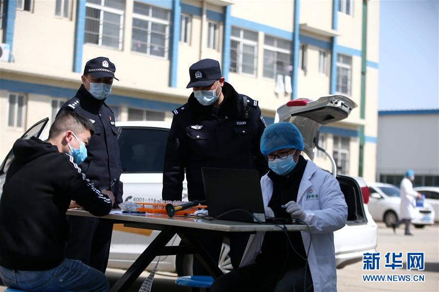 （習(xí)近平致敬的戰(zhàn)“疫”英雄·公安干警篇·圖文互動）（3）他們，抗疫一線鑄警魂