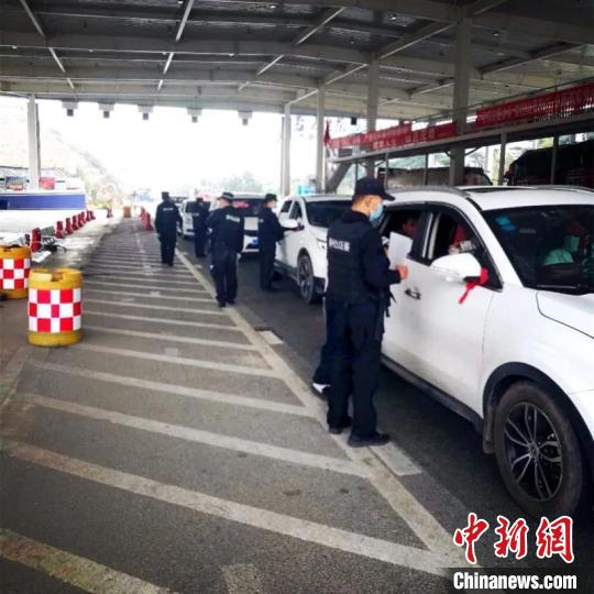 圖為云南一邊境檢查站防控疫情同時(shí)嚴(yán)防境外毒品滲透。　云南省公安廳供圖 攝