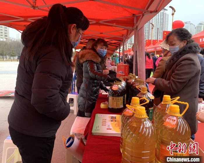 圖為市民們正在采購商品?！O睿 攝