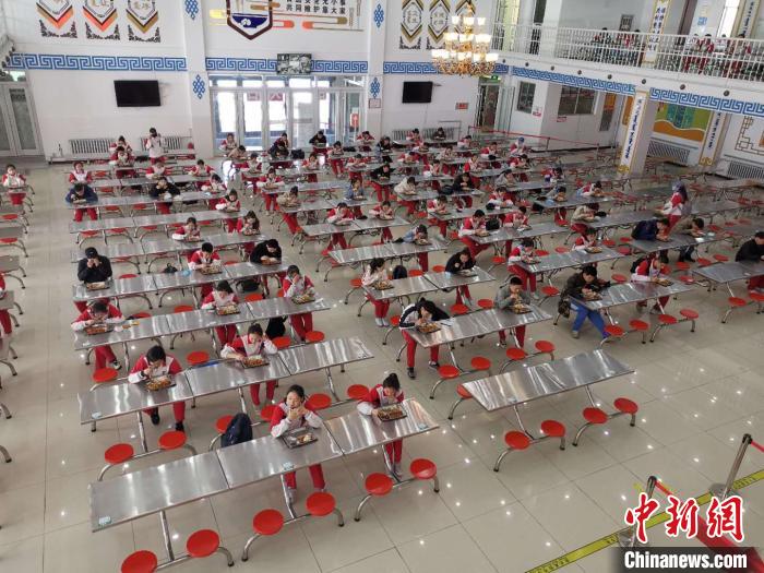 圖為學(xué)生們在食堂就餐。　烏婭娜 攝
