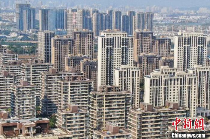 房地產(chǎn)行業(yè)作為特殊的商品銷售業(yè)，受疫情影響，一些企業(yè)資金回籠困難，亟待金融和稅務(wù)部門的政策支持?！°蟛?攝