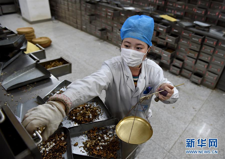 （聚焦疫情防控·圖文互動(dòng)）（14）分秒必爭(zhēng)！一切為了治病救人——中國(guó)抗疫生命至上的生動(dòng)實(shí)踐