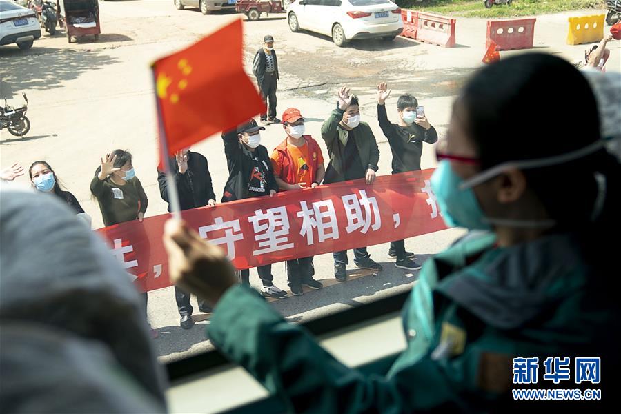 （聚焦疫情防控·圖文互動(dòng)）（1）分秒必爭(zhēng)！一切為了治病救人——中國(guó)抗疫生命至上的生動(dòng)實(shí)踐