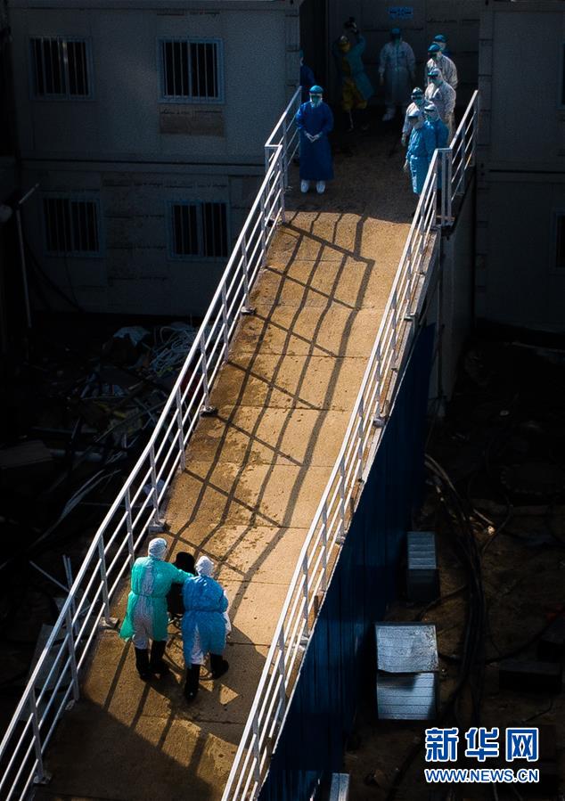 （聚焦疫情防控·圖文互動(dòng)）（10）分秒必爭(zhēng)！一切為了治病救人——中國(guó)抗疫生命至上的生動(dòng)實(shí)踐