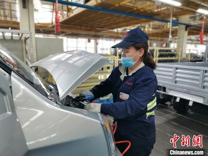 在滿足國外市場供應(yīng)的同時，成功汽車也緊盯國內(nèi)市場，拓渠道保銷量?！「唢w 攝