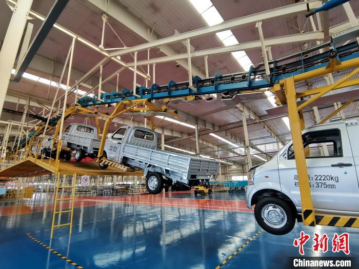 成功汽車是山西省重點轉(zhuǎn)型項目，擁有國內(nèi)先進的零部件、發(fā)動機整機自動裝配和發(fā)動機生產(chǎn)線、實驗線，還有國際一流的工業(yè)機器人?！「唢w 攝