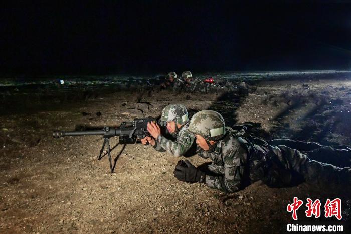 夜間狙擊手摧毀敵探照燈?！∑呀?攝