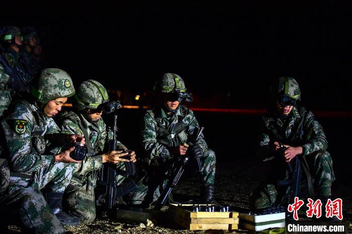 戰(zhàn)士正在補充彈藥?！∑呀?攝