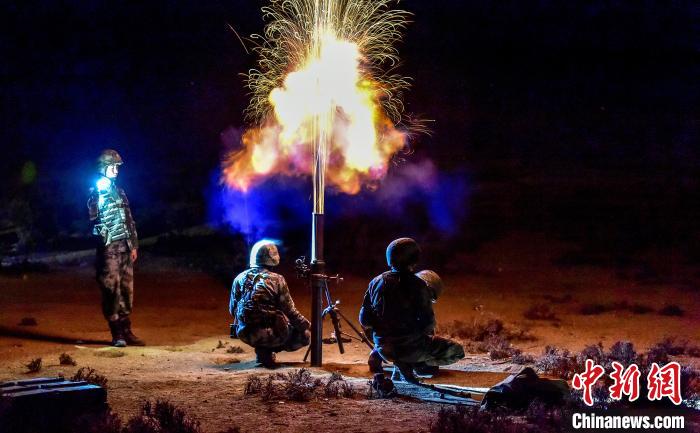 演練中偵察兵在夜間利用迫擊炮摧毀敵輕型裝甲?！」鶘|東 攝