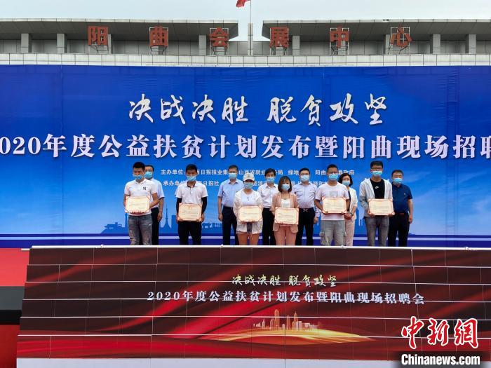 在現(xiàn)場(chǎng)，綠地集團(tuán)與困難就業(yè)群體就業(yè)代表簽署勞務(wù)合同，并為首批6名就業(yè)代表頒發(fā)上崗證書(shū)?！∏愊?攝