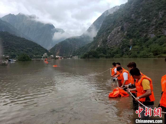 救援人員正在全力營救被困群眾?！〉ぐ托峁?攝