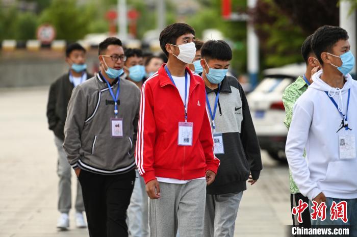 7月7日，考生在拉薩三高考點(diǎn)外有序排隊(duì)，等待進(jìn)入考場(chǎng)。　何蓬磊 攝