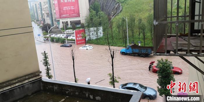 圖為重慶萬州城區(qū)積水嚴(yán)重?！≈貞c萬州區(qū)委宣傳部供圖 攝