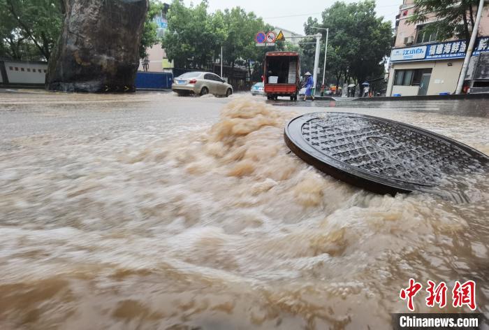 圖為重慶萬州城區(qū)積水嚴(yán)重?！≈貞c萬州區(qū)委宣傳部供圖 攝